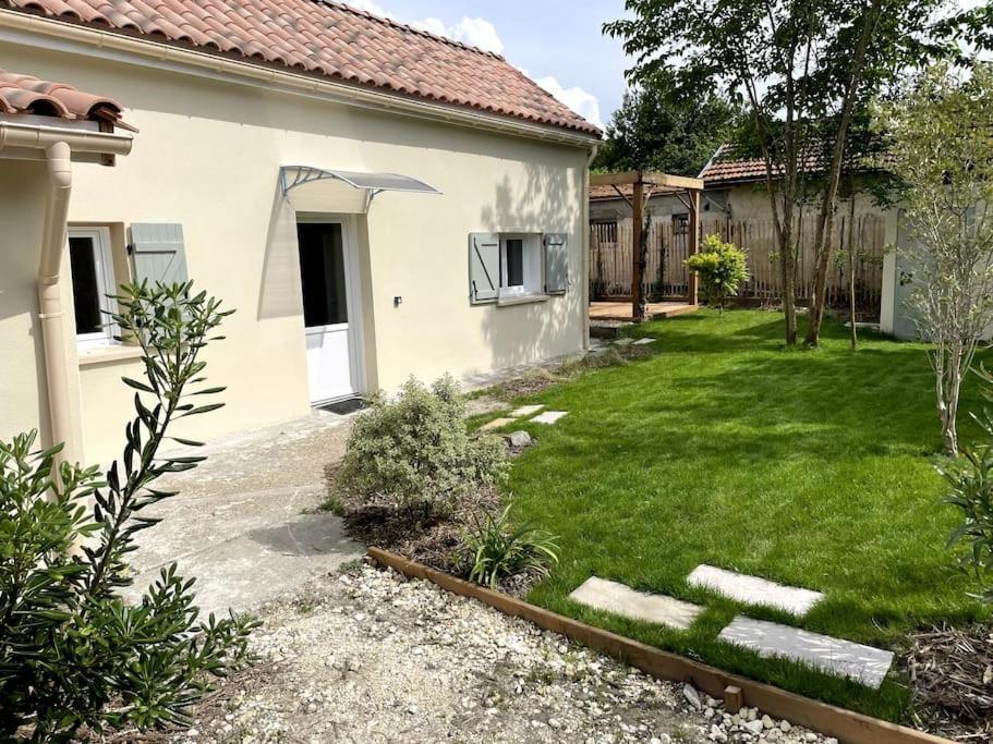 Petite Maison Avec Jardin Au Calme フロワラック エクステリア 写真